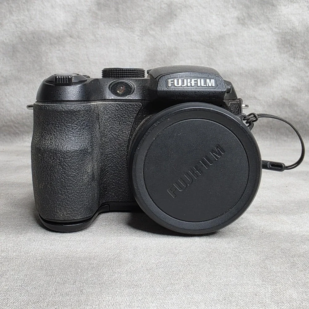 Fujifilm FinePix‎ S Series S1000fd 10.0MP Digital Camera FOR PARTS OR REPAIR